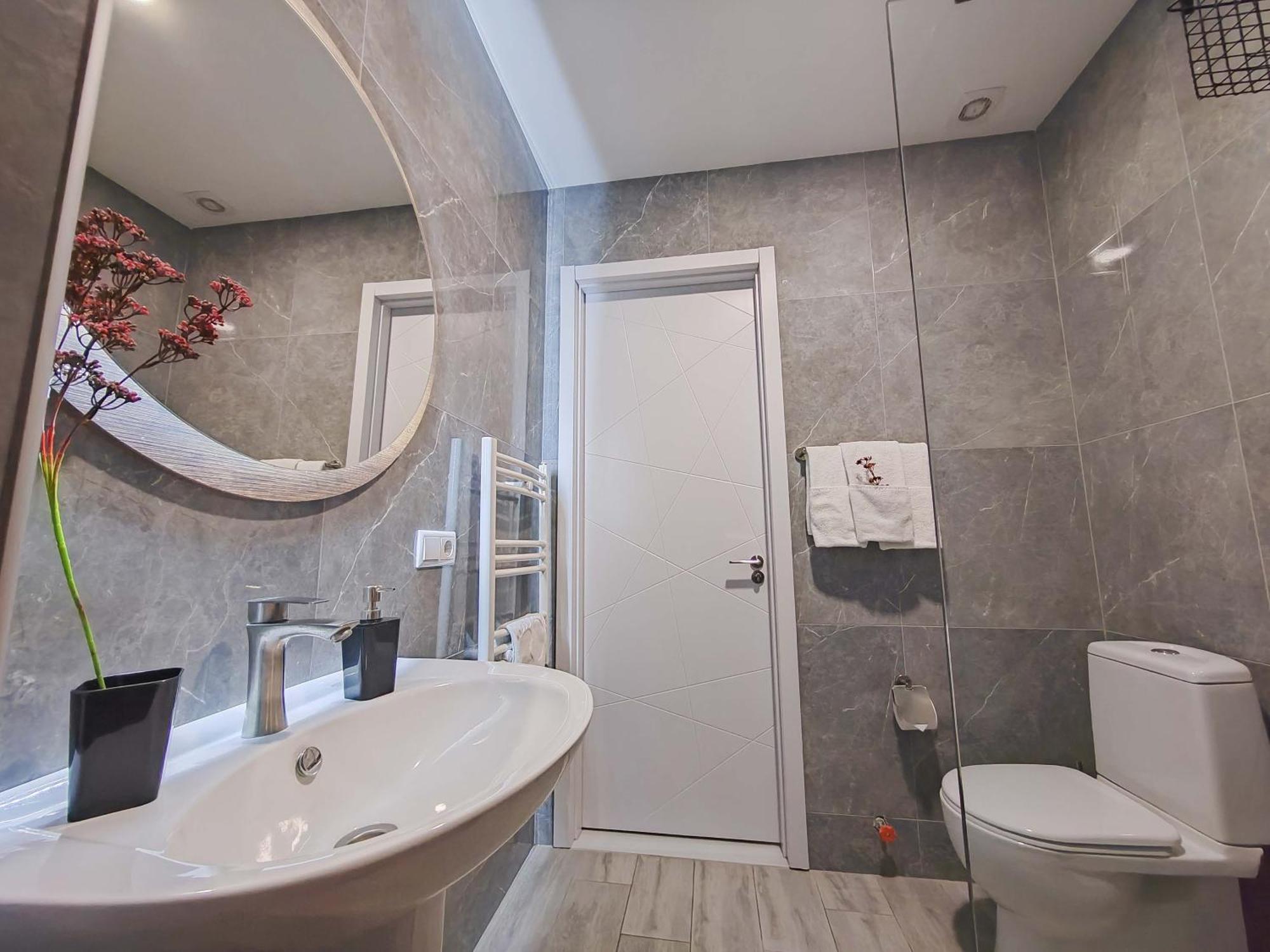 Round Garden Hotel Tbilisi Bagian luar foto
